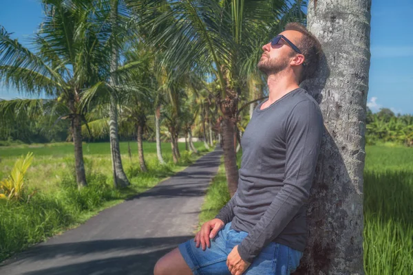 Man Die Buurt Van Lege Weg Met Palmbomen — Stockfoto