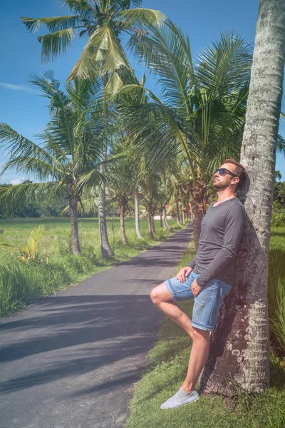 Man Die Buurt Van Lege Weg Met Palmbomen — Stockfoto