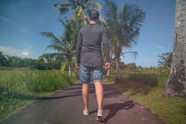 Man Lopen Door Een Straat Met Palm Bomen — Stockfoto