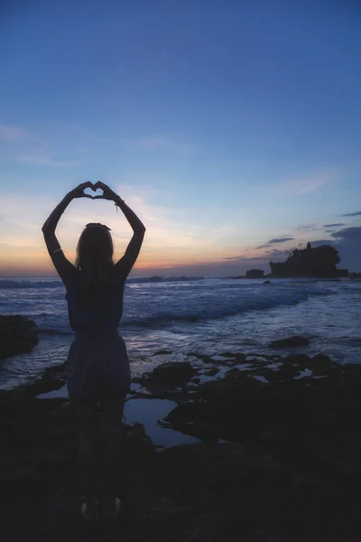 Girl Holding Heart Shape Ocean Sea Shore — Stock Photo, Image