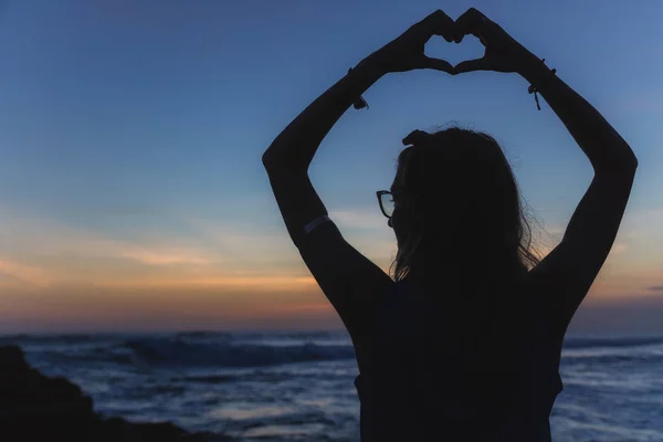 Okyanusta Bir Kalp Şekli Tutan Kız Sea Shore — Stok fotoğraf