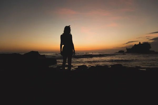 Silhouette Eines Mädchens Mit Ozean Meer Hintergrund — Stockfoto