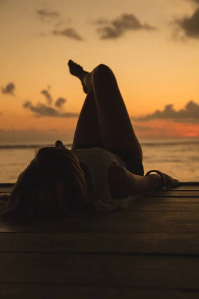 Chica Disfrutando Del Océano Tropical Atardecer Amanecer — Foto de Stock