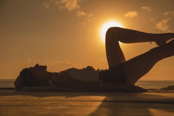 Chica Disfrutando Del Océano Tropical Atardecer Amanecer — Foto de Stock