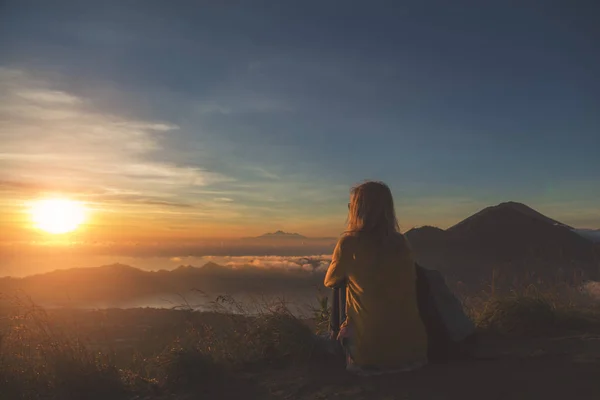 Ragazza Che Guarda Alba Dal Monte Batur Bali Indonesia — Foto Stock