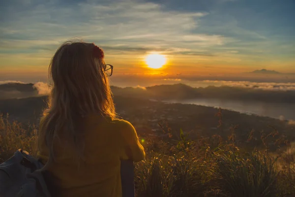 Ragazza Che Guarda Alba Dal Monte Batur Bali Indonesia — Foto Stock