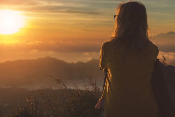 Fata Care Urmărește Răsăritul Soarelui Muntele Batur Bali Indonezia — Fotografie, imagine de stoc