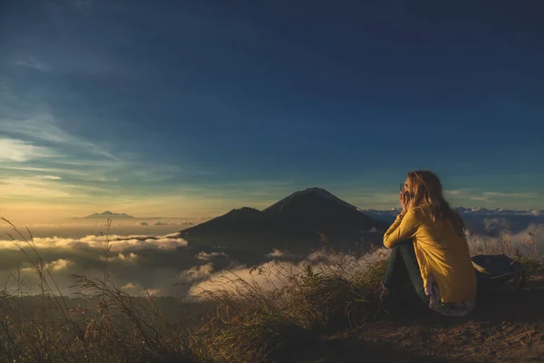 Ragazza Che Guarda Alba Dal Monte Batur Bali Indonesia — Foto Stock