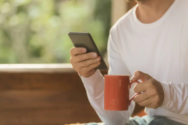 Homem Segurando Celular Caneca Café Sofá — Fotografia de Stock