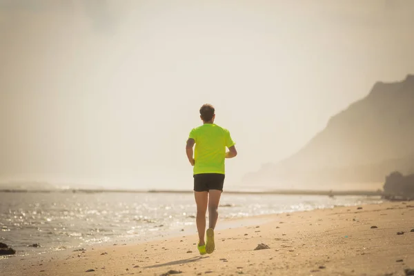 Jogging Una Spiaggia Sabbia Tropicale Vicino Mare Oceano — Foto Stock