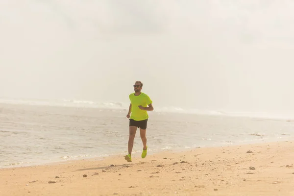 Jogging Una Spiaggia Sabbia Tropicale Vicino Mare Oceano — Foto Stock