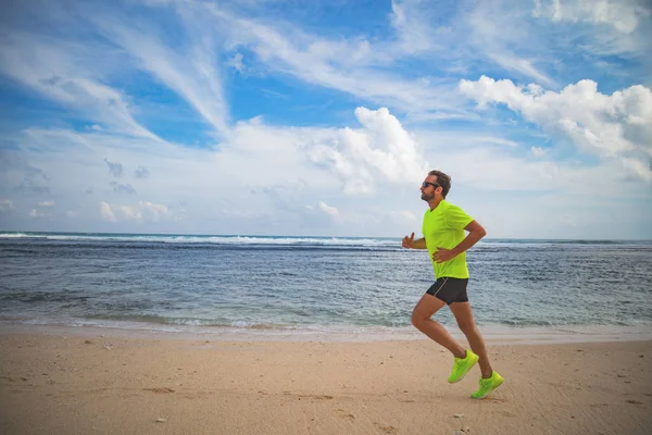 Jogging Tropisk Sandstrand Nær Hav Hav - Stock-foto