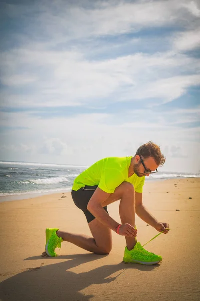 Legare Jogging Scarpe Corsa Una Spiaggia Sabbia Tropicale Vicino Mare — Foto Stock