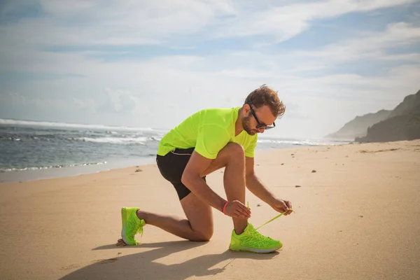 Atando Jogging Zapatillas Correr Una Playa Arena Tropical Cerca Del —  Fotos de Stock