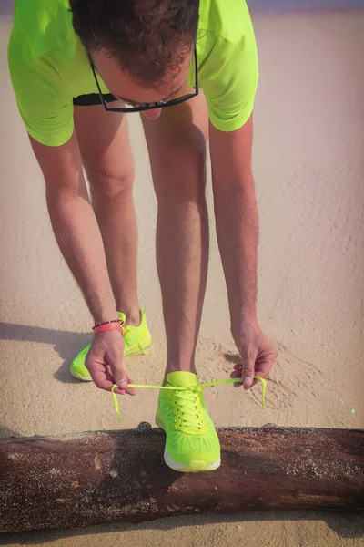 Legare Jogging Scarpe Corsa Una Spiaggia Sabbia Tropicale Vicino Mare — Foto Stock