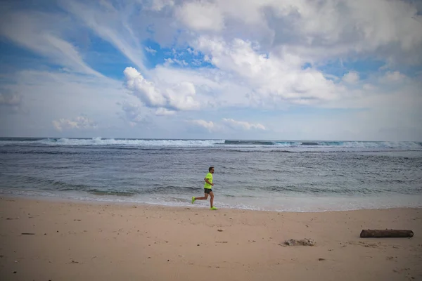 Joggen Tropischen Sandstrand Der Nähe Von Meer Ozean — Stockfoto