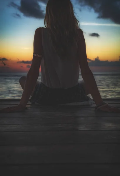 Девочка Наслаждается Океаном Закатом Восходом Солнца — стоковое фото