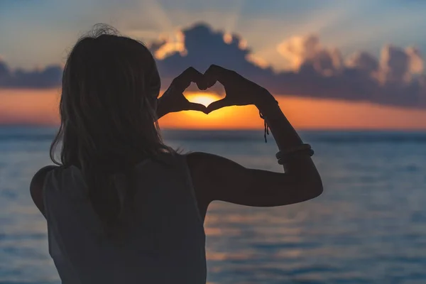 Okyanusta Bir Kalp Şekli Tutan Kız Sea Shore — Stok fotoğraf