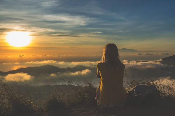 Lány Figyelte Napfelkeltét Mount Batur Bali Indonézia — Stock Fotó
