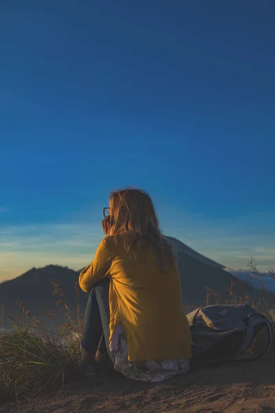 Ragazza Che Guarda Alba Dal Monte Batur Bali Indonesia — Foto Stock