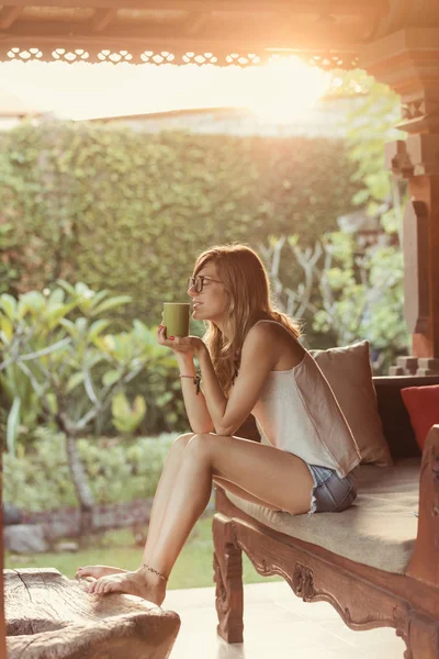 女孩喝咖啡 茶和享受日出 日落在花园里 — 图库照片