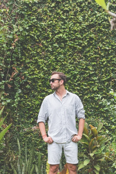 屋外でポーズのシャツとサングラスを持つ男 — ストック写真