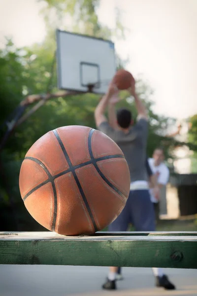 Basketbal Bal Met Intreepupil Spelers Achtergrond — Stockfoto