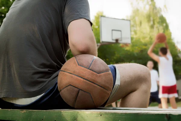 Basketbalový Míč Hráč Rozostřeného Sportovní Hřiště — Stock fotografie