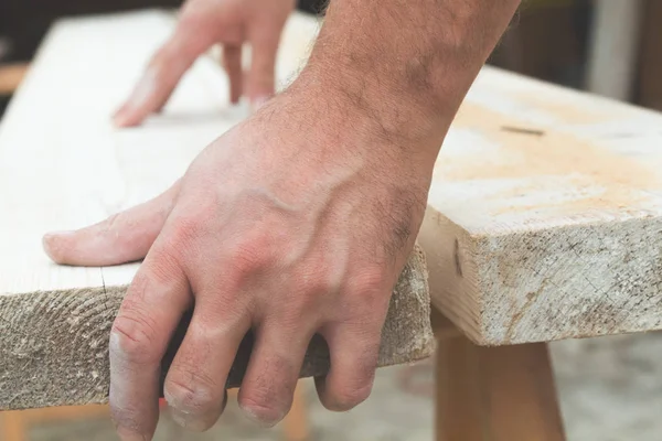 Falegname Che Tiene Una Tavola Legno Concentra Lavoro — Foto Stock