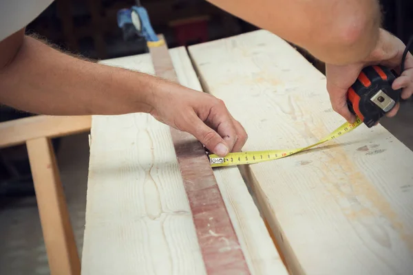 木匠工作在板料或木头 — 图库照片