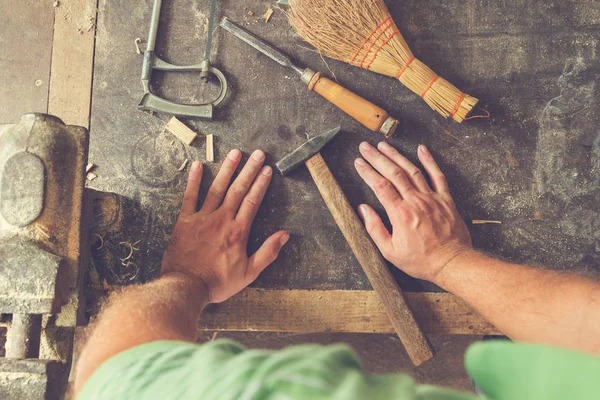 Les Petits Outils Travail Menuisier Sur Une Table Poussiéreuse — Photo