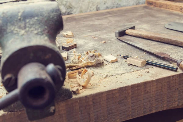 木匠的小工作工具在尘土飞扬的桌 — 图库照片