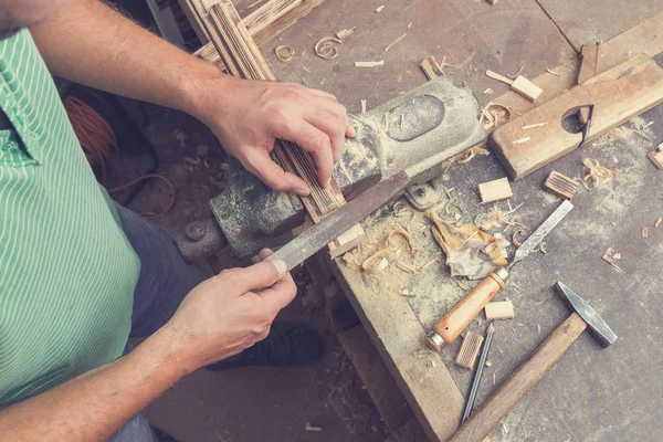 Carpenter Little Narzędzia Pracy Zakurzonych Tabeli — Zdjęcie stockowe