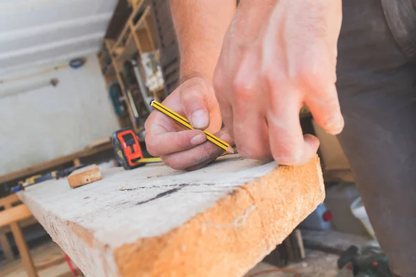 Falegname Che Lavora Legno Grezzo Tavole Tavola — Foto Stock