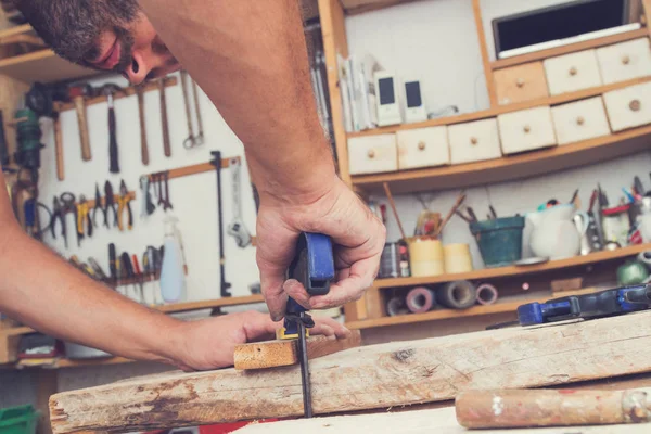 Carpenter Usign Clamp Raw Plank Garage — Stock Photo, Image