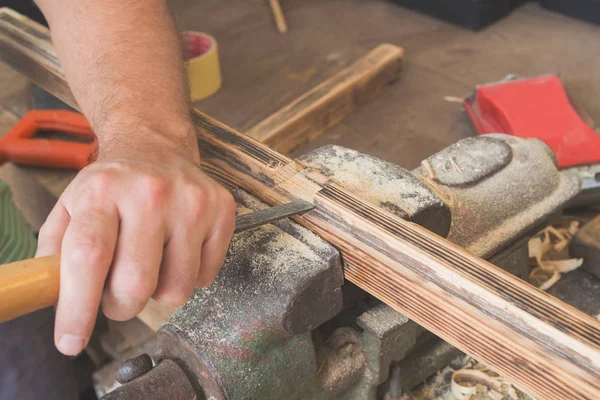 Falegname Maschio Che Lavora Legno Grezzo Tavole Tavola — Foto Stock