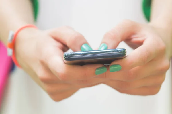 Giovane Donna Che Utilizza Smartphone All Aperto Vista Vicino — Foto Stock