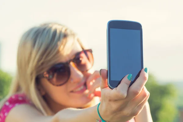 Mujer Joven Utilizando Teléfono Inteligente Aire Libre — Foto de Stock