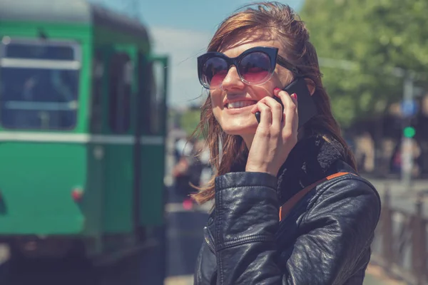 Giovane Donna Utilizzando Smartphone All Aperto — Foto Stock