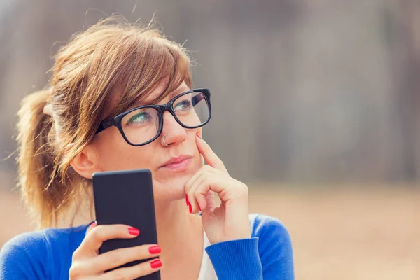 Mujer Joven Utilizando Teléfono Inteligente Aire Libre — Foto de Stock