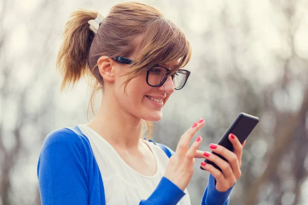 Mujer Joven Utilizando Teléfono Inteligente Aire Libre — Foto de Stock