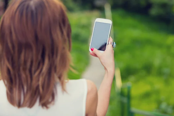 Mujer Joven Usando Teléfono Inteligente Aire Libre Vista Cerca — Foto de Stock