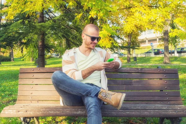 Joven Usando Teléfono Inteligente Aire Libre —  Fotos de Stock