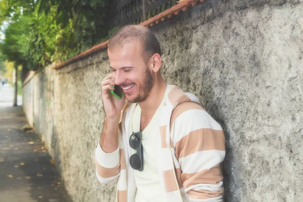 Joven Usando Teléfono Inteligente Aire Libre —  Fotos de Stock