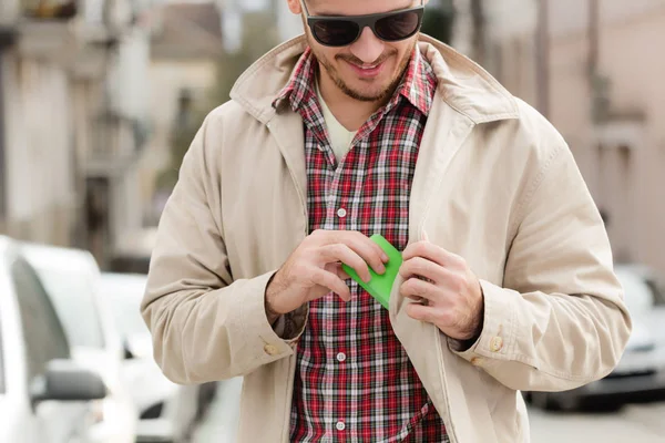 Hombre Sacando Poniendo Teléfono Celular Bolsillo —  Fotos de Stock