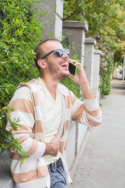 Urbano Chico Hablando Por Teléfono Aire Libre —  Fotos de Stock