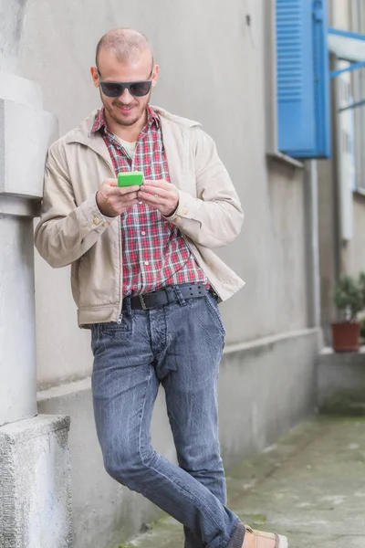 Hombre Joven Moderno Usando Teléfono Celular Aire Libre —  Fotos de Stock