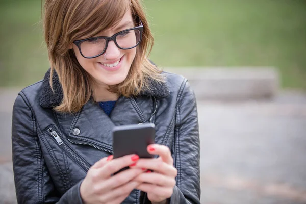Linda Mujer Joven Utilizando Teléfono Celular Mensajes Texto Aire Libre — Foto de Stock