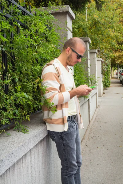 Hombre Joven Moderno Usando Teléfono Celular Aire Libre —  Fotos de Stock