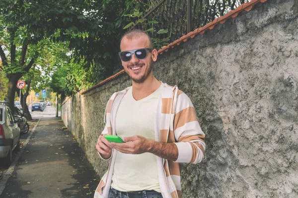 Hombre Joven Moderno Usando Teléfono Celular Aire Libre —  Fotos de Stock